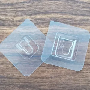 Detalle de gancho adhesivo transparente, clip de pared sin rastro para cocina y baño.