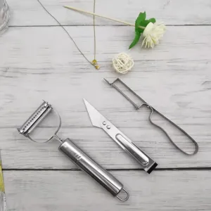 Set di tre pelapatate da cucina in acciaio inossidabile, versatile utensile per tagliare frutta.