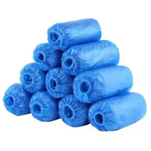 Dettaglio di copriscarpe usa e getta blu in PE, impermeabili e antipolvere impilate.