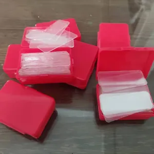 Acryl transparant dubbelzijdig nano plakband strips met rode plastic opbergdoos.