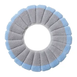 Primer plano de la funda de asiento de inodoro tejida y gruesa azul y gris, lavable.