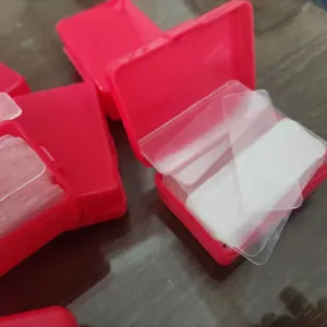 Transparante acryl dubbelzijdige tape strips netjes verpakt in rode opbergdozen.