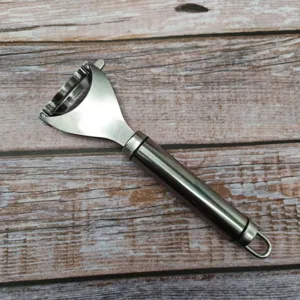 Dettaglio pelapatate da cucina in acciaio inossidabile, manico metallico resistente con anello di appeso.