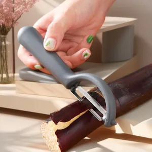 Vista detallada del pelador de verduras con cuchilla afilada y mango ergonómico de cocina.