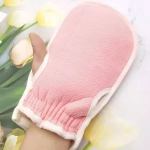Nahaufnahme des rosa Peeling-Badeschuhs mit weicher doppelseitiger Textur und elastischem Bund.