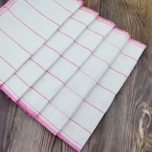 Detailansicht saugfähiger Küchentücher mit rosa Streifen, weiche Textur ideal zum Abwaschen.
