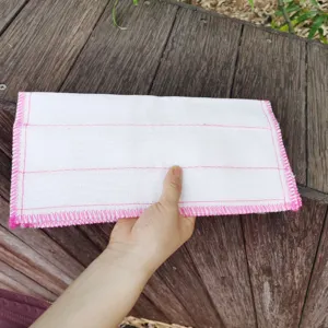 Saugstarkes Reinigungstuch mit rosa Nahtdetail für den Haushalts- und Küchengebrauch.