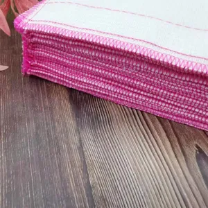 Detailaufnahme eines saugfähigen Küchenreinigungstuchs mit pinkem Rand für den Alltag.