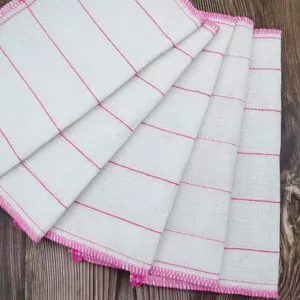 Nahaufnahme Detail eines weißen Haushaltsreinigungstuchs mit rosa Streifen und ordentlicher Kante.