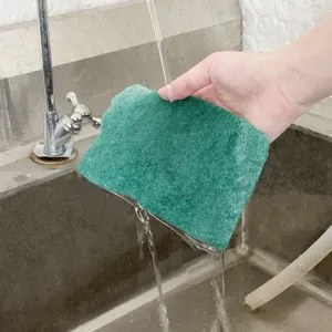 Dettaglio della spugna abrasiva da cucina bifacciale, ideale per pulire pentole e stoviglie.