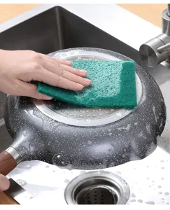 Spugna abrasiva doppia per cucina, ideale per la pulizia profonda di pentole e padelle.