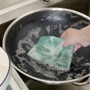 Spugna abrasiva verde per la pulizia pesante di pentole e padelle in cucina.