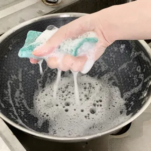 Spugna per pulizia domestica bifacciale per lavare stoviglie e pentole in cucina.