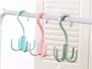 Vue détaillée de crochets rotatifs multifonctionnels à 4 branches en bleu, rose et vert.