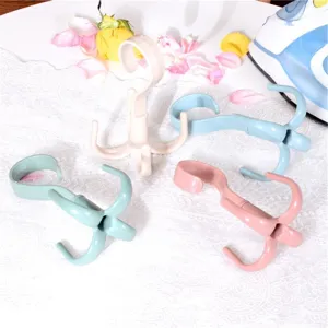 Crochet en plastique pivotant a quatre griffes pour rangement de sac et cravate d'armoire