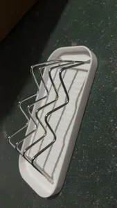 Weißer Seifenhalter und Schwammabtropfregal mit Metallwellenhalter für Küche und Bad.