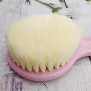 Cepillo de baño de cerdas suaves con mango rosa para limpieza corporal y exfoliación diaria.