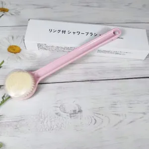 Detalle del cepillo de ducha con mango largo y cerdas suaves para limpiar la espalda fácil.