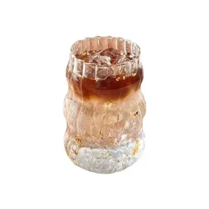 Taza de vidrio transparente con diseño ondulado, ideal para café helado, leche y jugo.