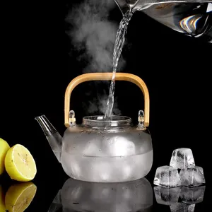 Teiera in vetro borosilicato resistente al calore con manico in bambù per infusi.