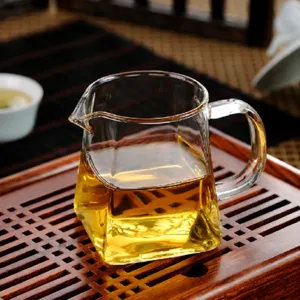 Tasse de justice carrée en verre borosilicaté résistant à la chaleur, vue de la théière.