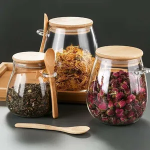 Glazen thee pot met houten deksel en lepel, doorzichtige voorraadpot voor kruiden.
