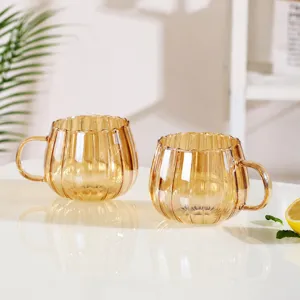 Tasse à café en verre ambré avec rayures verticales, poignée, tasse à latte et lait résistante.