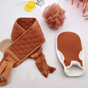 Peeling Badeschwamm Set mit Rückenband und Handschuh im braunen Wabenmuster für die Körperpflege.