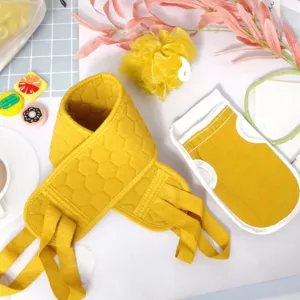 Gelber Peeling-Rückenschrubber Gurt und Badeschwamm Set Detailansicht für die Dusche.