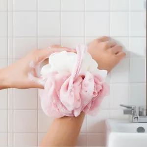 Tweekleurige douche spons badspons mesh puff groot roze en wit voor het wassen van het lichaam