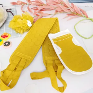 Gelbes Peeling-Bad-Set mit Rueckenschwamm, Duschhandschuh und Schwamm fuer die taegliche Dusche.