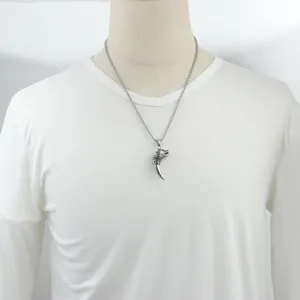 Vista dettagliata della collana con ciondolo a dente di lupo in acciaio titanio stile hip hop.