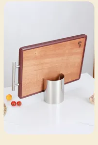 Tagliere da cucina con supporto in acciaio inossidabile, dettaglio utensile cottura.