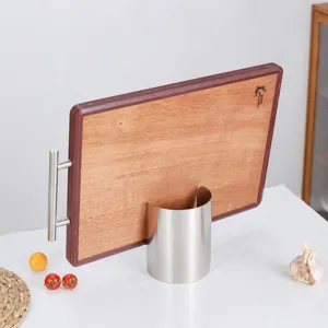 Tagliere robusto con supporto in acciaio inossidabile per cucina utensile pratico.