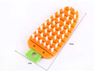 Spazzola per verdure a carota in stile giapponese con setole bianche e foro per appendere comodo.