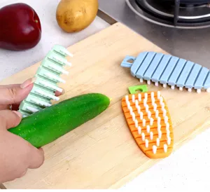 Primo piano della spazzola flessibile a forma di carota per la pulizia di frutta e verdura.
