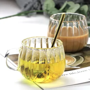 Διαφανές γυάλινο φλιτζάνι καφέ με κάθετες ρίγες και χερούλι για καθημερινή κουζίνα