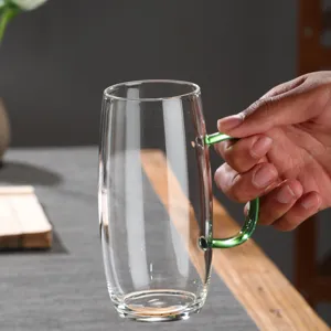 Hittebestendige borosilicaatglas theebeeker met groen handvat voor op kantoor en thuis.