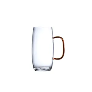 Transparante glazen beker met amberkleurig handvat, hittebestendige borosilicaat theekop voor op kantoor.
