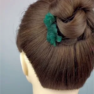 Detailansicht der dunkelgrünen Hortensien Haarschleife, perfekt für stylische Dutt-Frisuren.