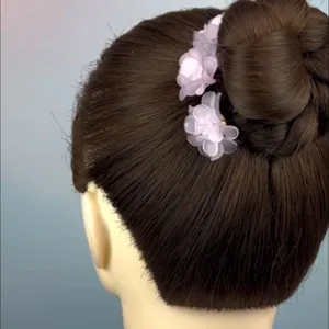 Detailansicht rosa Blume Haarknoten Maker Haarnadel, elegantes Haaraccessoire für Frauen.