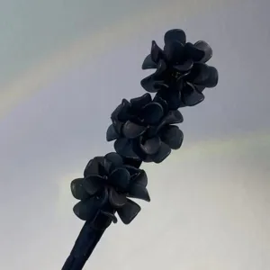 Elegantes dunkelblaues Haarknoten-Kissen mit drei Hortensienblüten für schicke Hochsteckfrisuren.