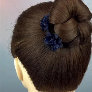 Dunkelblaue Hortensie Duttkissen Haarspange elegante Haarstyling Werkzeug fur Damen Detailansicht