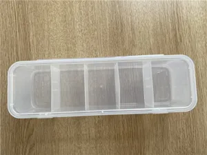 Scatola di immagazzinaggio in plastica trasparente con scomparti multipli per cavi e oggetti.