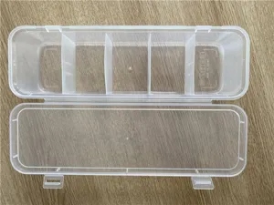 Scatola portaoggetti trasparente in plastica per cavi da scrivania e piccoli oggetti dettaglio.
