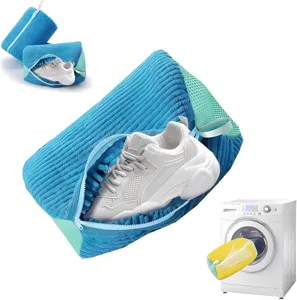 Blauwe chenille waszak voor schoenen met ritssluiting en gaas voor in wasmachine.