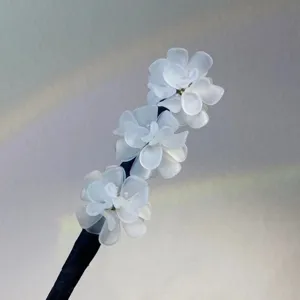 Elegantes Duttkissen mit transluzenten Hortensien Blumen, perfektes Haarschmuck Styling-Tool.