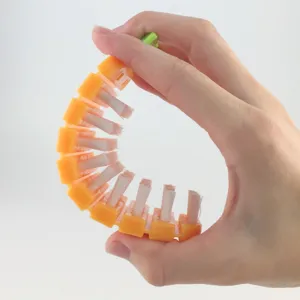 Spazzola flessibile per la pulizia di frutta e verdura, design a carota per la cucina.