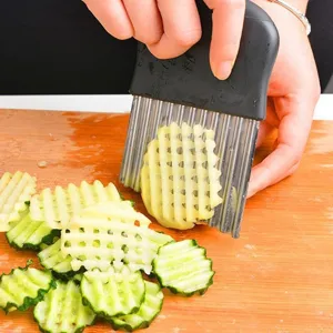 Coltello ondulato in acciaio inossidabile utensile da cucina per tagliare le verdure.