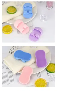 Vue détaillée de brosses nettoyantes faciales en silicone souple pour un soin doux.